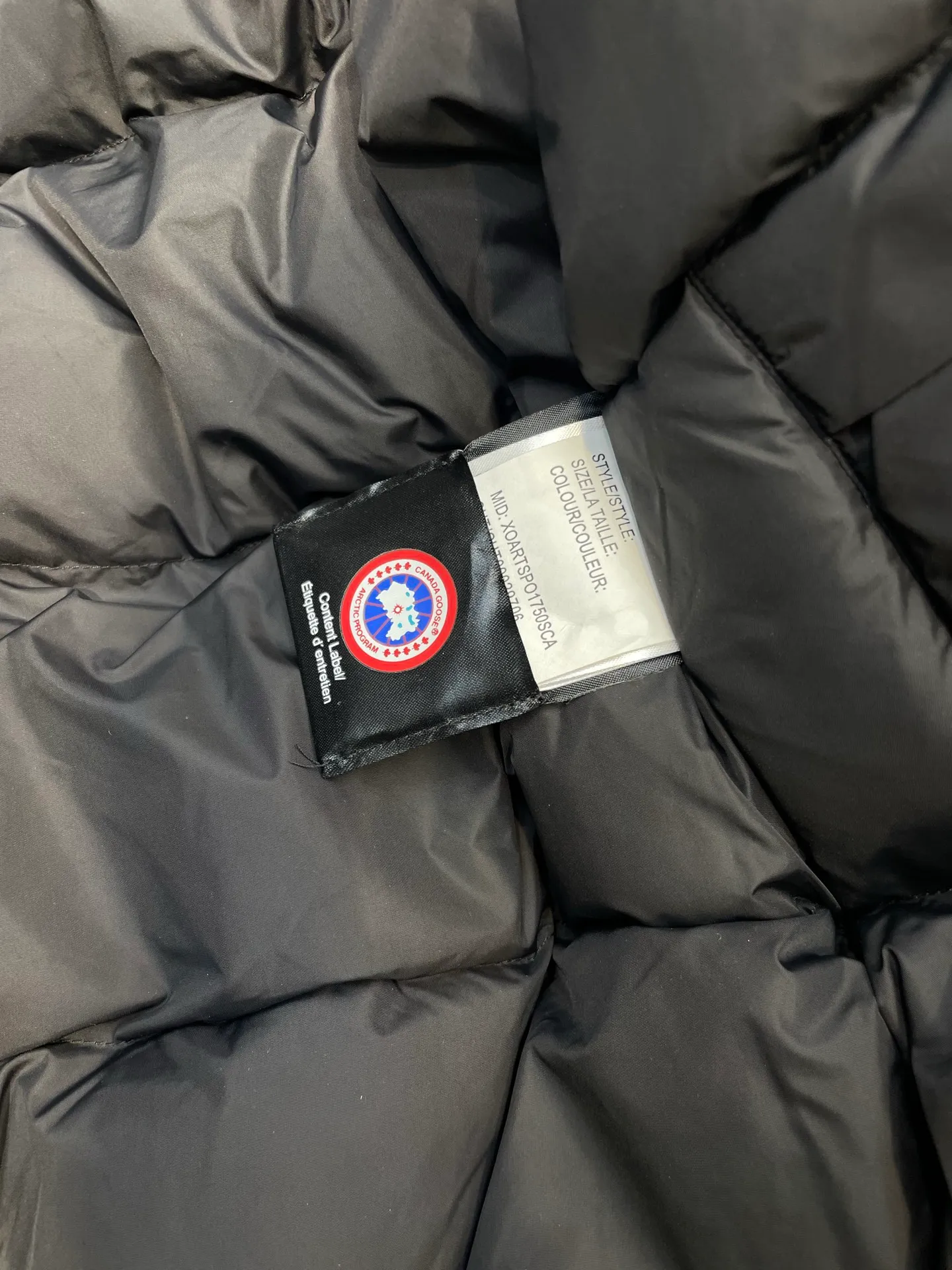 P780 high-end version Canada Goose Canada Goose #Chilliwack 7999M bomber jacket short down jacket/01 model #Men and Women Same Style# ➖ Genuine synchronous anti-counterfeiting chip sensor! ➖ Imported 21S polyester-cotton blended original fabric [last year’s 16S/18S hard fabrics have been completely eliminated, this year all use 21S genuine synchronous fabrics, the soft mid-strap feels delicate and textured], genuine synchronous Feather-Light 10D waterproof coating fabric, made of 84.5 polyester fiber and 15.5 cotton, 100% the best feel in the entire network! ➖ The genuine official website is synchronized with the national standard 80 white duck down, you can check the official website customer service, there will never be a series of misleading claims such as 90 down or goose down! ➖ Using the best nylon lining with double double-layer sealing design, velvet-proof No. 7 needle + grid-filled down ready-made garments, there is 100% no so-called velvet running! ➖ The cuffs are designed with thickened seamless threads, and the collar and pockets are lined with top-quality polar fleece to keep you warm and comfortable! ➖ Yoshida YKK provides original custom-made electroplated sliders. YKK two-way lockable zippers are tight and smooth and will not peel off paint! ➖ 3M composite guarantees that the Velcro is the same as the original, durable, and all accessories and hardware are custom-made! ➖ Imported BEHRINGER embroidery machine to customize the 10,000-needle embroidery logo, 98% of which can be reproduced to restore the original logo. You can check and compare on the official website! ➖ The fur collars are all made of large pieces of Western Canadian blue wolf hide, ensuring that each fur collar is 13-15cm wide!   Size:XS-XXL